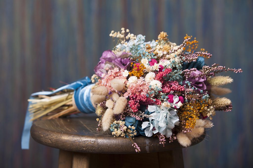 Ramo de flores preservadas estilo silvestre de tonos pastel